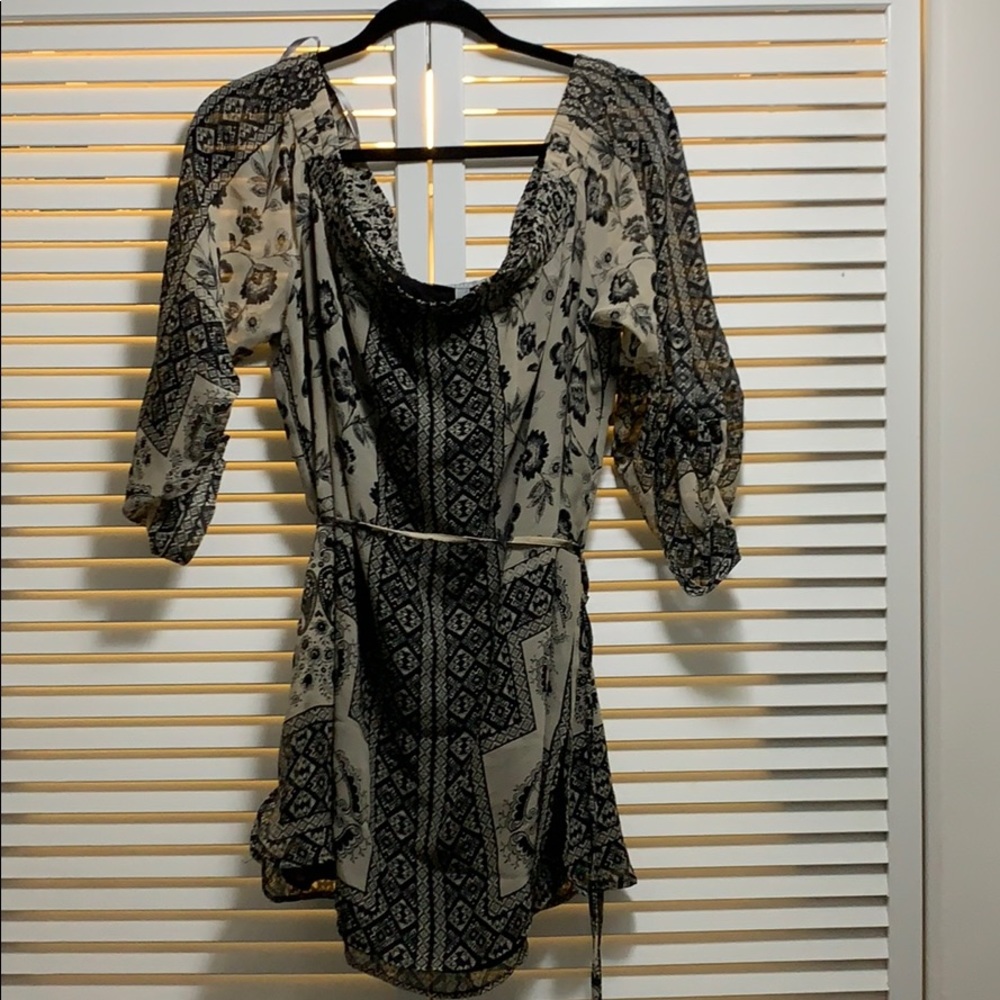 Flattering blouse with waist tie detail